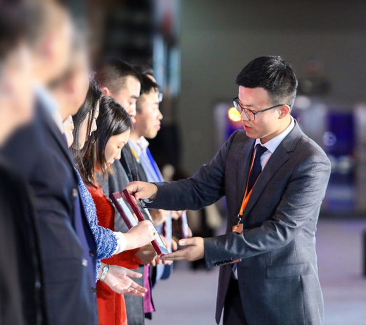 喜訊丨伊派設(shè)計(jì)榮獲2019年度中國(guó)房地產(chǎn)供應(yīng)商【軟裝飾品】十強(qiáng)?！